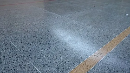Piso de Marmorite polido em ambiente interno